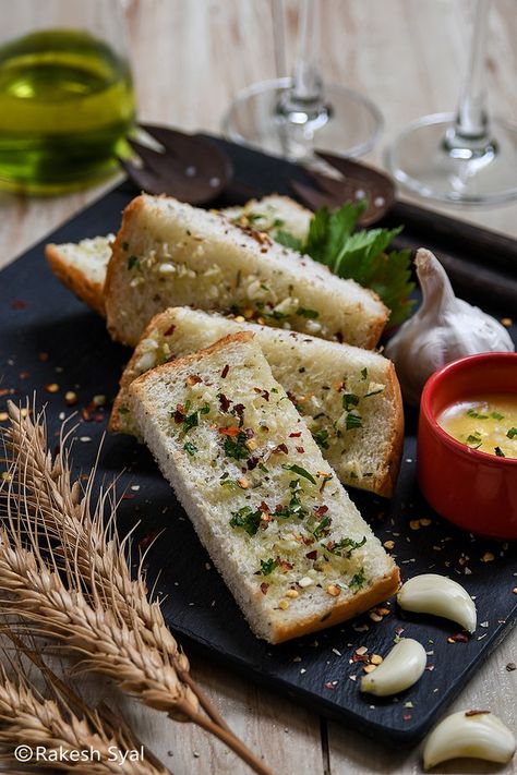 GARLIC BREAD WITH SAUCE Garlic Bread Photography Food Styling, Garlic Bread Plating, Garlic Bread Food Photography, Garlic Bread Photography, Cafe Videography, Muffin Photography, Garlic Butter For Bread, Bread Photography, Variety Food