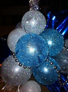 The Very Best Balloon Blog: A 'sparkly' centrepiece for the festive season. Balloon Centrepiece, Diamond Theme Party, Diamonds And Denim Party, Denim And Pearls, Diamond Theme, Glow Stick Party, Denim Party, Diamond Centerpiece, Pearl Party