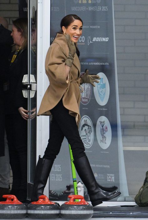 Meghan Markle Perfects The "Millennial" Going-Out Uniform Meghan Markle Canada, Meghan Markle Boots, Meghan Markle Fall Style, Meghan Markle Winter Style, Meghan Markle Style 2024, Meghan Markle 2024, Megan Markle Style 2024, Meghan Markle Jeans, Meghan Markle Toronto