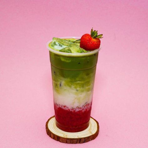 Strawberry Matcha Latte Recipe | Honest Food Talks Iced Strawberry Matcha Latte, Matcha And Strawberry, Strawberry Matcha Latte, Strawberry Latte, Matcha Drink Recipes, Iced Matcha Green Tea, Soft Drinks Recipes, Matcha Strawberry, Matcha Tea Latte