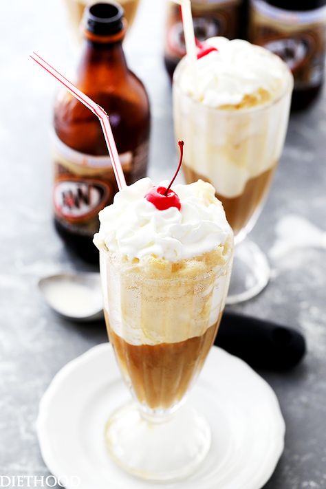 Root Beer Float - Consisting of root beer and vanilla frozen yogurt, this American Summer classic is easy to make and creates an amazing mix of flavors! Root Beer Float Recipe, Ice Cream Float Recipes, Rose Ice Cream, Ice Cream Float, Soda Floats, Float Recipes, Vanilla Frozen Yogurt, Healthy Summer Desserts, Beer Float