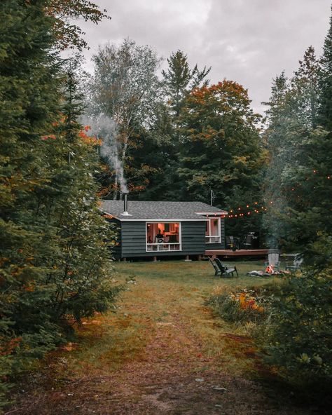 Ecological House, Chalet Design, Tiny House Nation, Picture Window, Tiny Cabin, Small Cabin, Cabin Style, Cabin In The Woods, Picture Windows