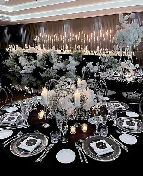 White Wedding Table Centerpieces, Black And White Candles, Black Tablecloths, Black Silver Wedding, Black Wedding Table, White Silver Wedding, Silver Wedding Decorations, Black Wedding Decorations, White Table Settings