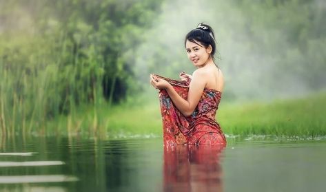 Read our list of the meanings of 11 of the most beautiful Thai names used in the "Land of Smiles." Women Bathing, 3d Rose, Salma Hayek, Beauty Videos, Fesyen Wanita, Myanmar, Laos, Lady In Red, Asian Beauty