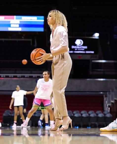 Coach Game Day Outfit, Coaching Outfits, Satin Top Blouses, Coach Outfits, Competition Outfit, Cute Professional Outfits, Coach Fashion, Coaching Volleyball, Game Day Outfit