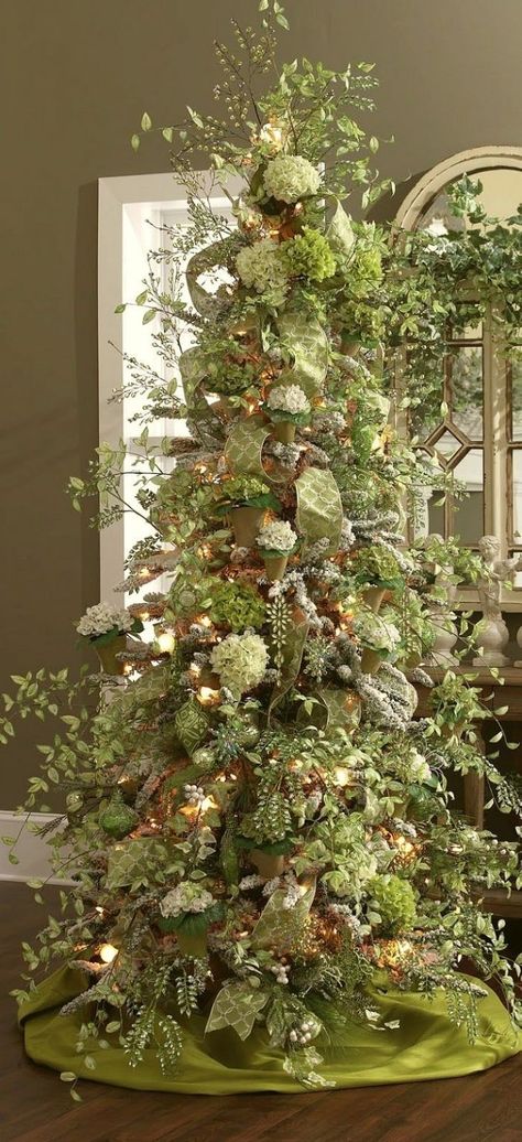 Victorian Christmas Tree, Floral Christmas Tree, Creative Christmas Trees, Elegant Christmas Trees, Christmas Tree Inspiration, Ultimate Christmas, Beautiful Christmas Trees, Gorgeous Christmas, Green Christmas Tree