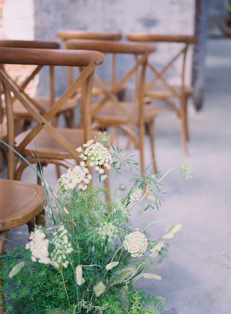 Natural wedding aisle decor, minimalist wedding inspiration, light and airy wedding flowers, green and white wedding flower inspiration, fine art wedding Ceremony Flowers Aisle, Wedding Flowers Green, Green And White Wedding Flowers, Wedding Aisle Decor, Light And Airy Wedding, Green And White Wedding, Aisle Markers, Airy Wedding, April Flowers