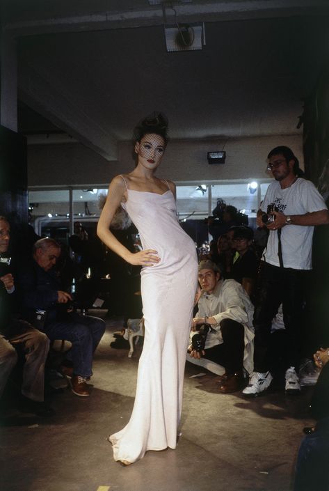 Carla Bruni 90s Runway, Carla Bruni 90s, Supermodel Fashion, Lanvin Dress, Curated Wedding, Carla Bruni, Regina George, Night Scenery, Slip Dresses