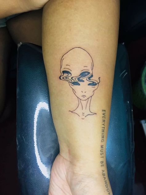 Alien Tattoo Outline, Small Alien Tattoo, Alien Tattoo Ideas, Trippy Alien, Alien Tattoo, Tatuaje A Color, Tattoo Outline, Tattoo Drawings, Tattoos And Piercings