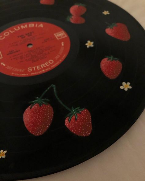 Painted Vinyl Aesthetic, Vinyl Painting Ideas Aesthetic, Strawberry Painting Aesthetic, Vinyl Records Aesthetic Vintage, Vinyl Records Aesthetic, Cds Aesthetic, Records Aesthetic, Record Painting Ideas, Vinyl Painting