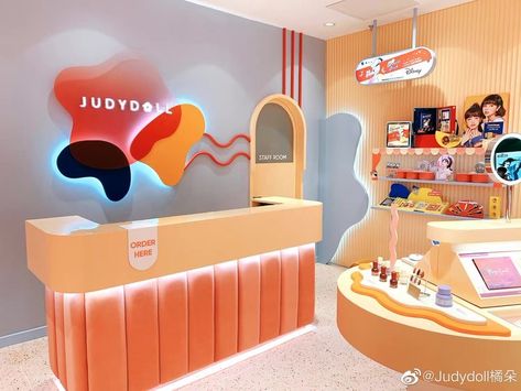 Fun Retail Design, Fun Store Design, Colorful Retail Design, Funky Store Design, Colorful Store Design, Table Display Retail, Toy Store Interior, Kids Cafe Interior, Ruangan Studio