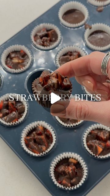 COLBY TROY on Instagram: "mini chocolate strawberry bites 🍓   Steps in video #strawberry #strawberrydessert #latenightsnack #easydessert #easyrecipeideas #recipe #viral #chocolatestrawberries #chocolatestrawberry #frozenchocolatestrawberries #chocolatecoveredstrawberries #dessert #foodblogger #healthydessert #whatscolbycooking" Chocolate Dipped Dessert Ideas, Desserts With Strawberries And Chocolate, Chocolate Strawberry Bites, Strawberry Party Food, Strawberry With Chocolate, Frozen Strawberry Recipes, Chocolate Strawberry Desserts, Desserts Strawberry, Strawberry Bites