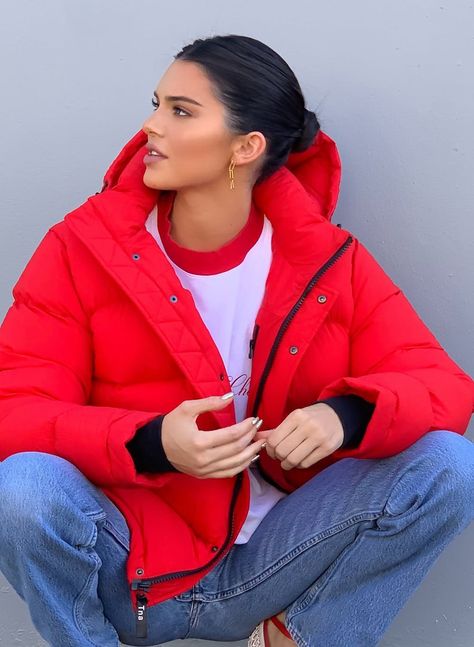 The best street style coat trends, like Kendall Jenner's red puffer jacket. Kendall Ve Kylie, Stile Kendall Jenner, Kendall Jenner Makeup, The Super Puff, Kendall Jenner Street Style, Red Puffer Jacket, Super Puff, Kendall Style, Red Puffer