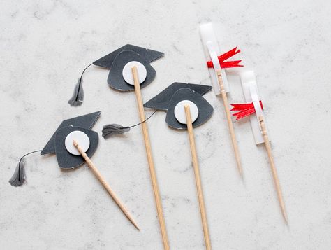 Quick and easy cupcake toppers from stickers and toothpicks! Graduation Party Inspiration, Graduation Party Planning, Graduation Cupcakes, Diy Cake Topper, Easy Cupcakes, Cupcake Picks, Diy Cake, Backyard Bbq, College Graduation