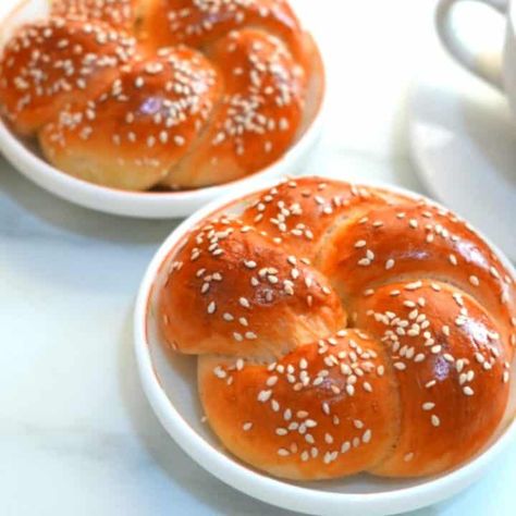 Easy Kaiser Roll Recipe - MerryBoosters Kaiser Rolls Recipe, Kaiser Roll, Kaiser Rolls, Burger Bun, Flour Bread, Kiss The Cook, Hamburger Buns, Bun Recipe, Roll Recipe