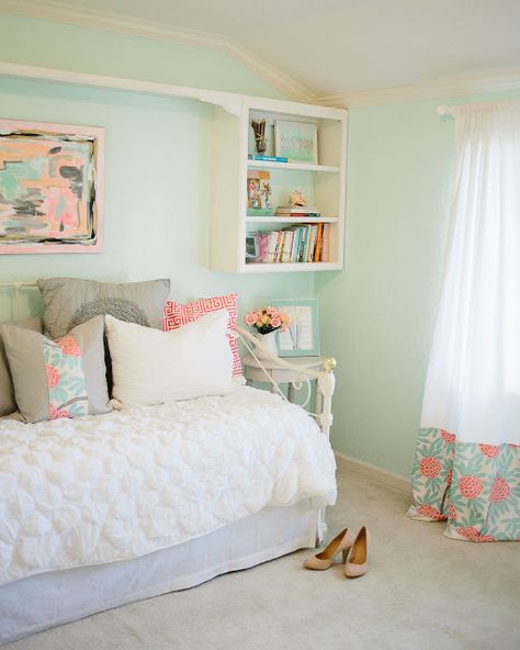 Mint Bedroom Inspiration. I like the idea of adding patterns in the window covering and pillows Mint Green Bedroom, Mint Bedroom, Green Bedroom, Green Walls, Big Girl Rooms, Bedroom Green, Teen Room, Dream Rooms, Decorations Ideas