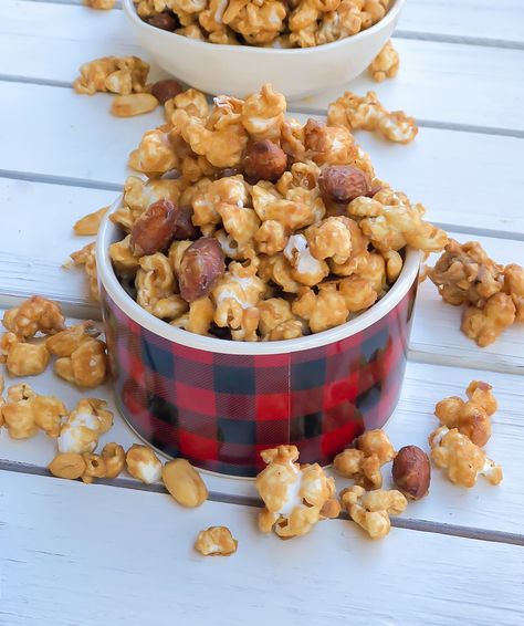 Buttery Caramel Popcorn Recipe (without Corn Syrup) Sour Cream Chip Dip, Sour Cream Chips, Caramel Popcorn Recipe, Homemade Caramel Corn, Caramel Corn Recipes, Praline Recipe, Popcorn Recipes Caramel, Party Snacks Easy, Dessert Hummus