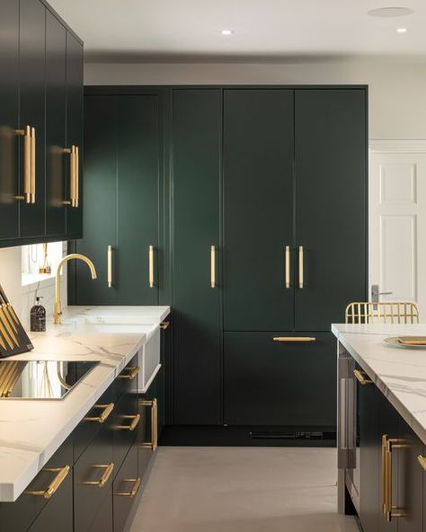 Green And Gold Kitchen Ideas, Green And Gold Kitchen, Urban Style Kitchen, Gold Kitchen Ideas, Kitchen Ideas Green, Urban Kitchen Design, Dark Green Living Room, Dark Green Kitchen, Green Kitchen Designs