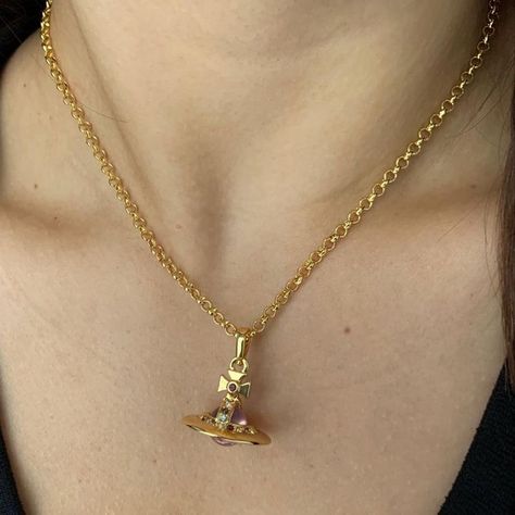 Vivien Westwood Jewellery, Vivienne Westwood Gold Jewellery, Vivienne Westwood Gold Necklace, Gold Vivienne Westwood Necklace, Gold Accessories Aesthetic, Vivienne Westwood Necklace Gold, Gold Vivienne Westwood, Westwood Jewellery, Jisoo Solo