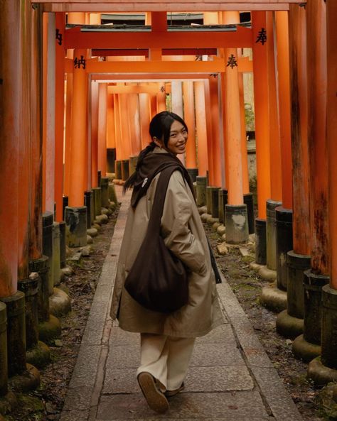 Japan Aesthetic Picture Ideas, Insta Photo Ideas Japan, Kyoto Outfit Autumn, Tokyo Pose Ideas, Michelle Lin Outfits, Japan Photo Inspiration, Kyoto Japan Outfit, Japan Pictures Aesthetic, Japan Photo Ideas Instagram