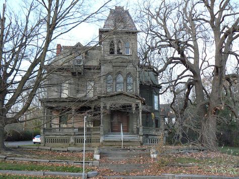 Where Is the 'Addams Family' Mansion? Addams Family House, Mansion Homes, Old Abandoned Buildings, Gothic Buildings, Creepy Houses, Spooky House, The Addams Family, Victorian Mansions, Abandoned House