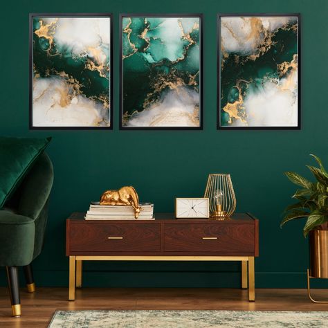 Emerald Green Beauty Room, Emerald Green Couch Color Schemes, Emerald Green Bedroom Colour Schemes, Emerald Green Room, Emerald Living Room, Green And Gold Living Room, Emerald Green Rooms, Emerald Green Living Room, Emerald Green Bedrooms