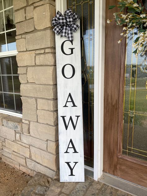 Door Leaner, Black And White Traditional, Traditional Bow, Door Signs Diy, Wooden Porch, Front Porch Signs, Country Door, Entrance Sign, Chenille Stems