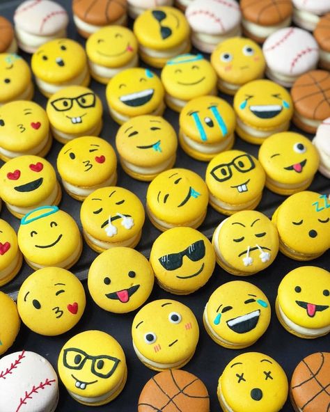 Taste of Home on Instagram: “We are OBSESSED with these emoji macarons! What's your favorite emoji? 😎 (📷 by @byjaejae) #TOHFoodie #macaron #macarons #foodart #emojis…” Macaroon Cake, Internet Fame, Macaroon Recipes, Peppa Pig Birthday, Easy Food Art, Easy Baking Recipes Desserts, Strawberry Cakes, Birthday Food, Fun Baking Recipes