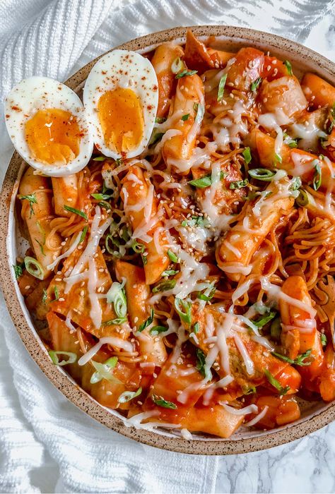 Tteokbokki Ramen, Cibo Asiatico, Yummy Comfort Food, Food Goals, Food Trucks, Food Obsession, Spicy Recipes, Cafe Food, Interesting Food Recipes