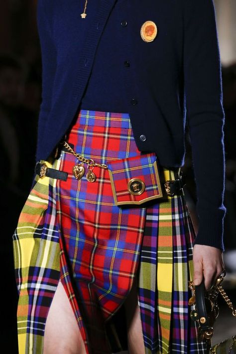 Versace House, Skirt Runway, Mode Tartan, Ropa Punk Rock, Diy Dresses, High Fashion Clothing, Catherine Mcneil, Edie Campbell, Tartan Fashion