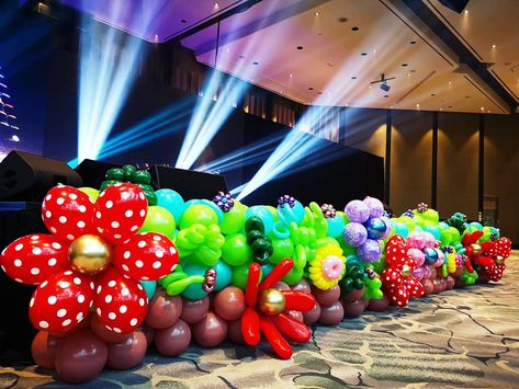 Stage Front Balloon Decoration Decorations With Balloons, Preschool Graduation Decorations, Balloon Decor Ideas, Balloon Design For Birthday, Balloon Flower Decorations, Rainbow Balloon Arch, Balloons Ideas, Pretty Balloons, Christmas Balloon Decorations