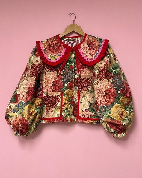 Flamingo Inspired Fashion, Detachable Collar Outfit, Pink Red Outfit, Pink And Red Outfit, Fun Jackets, Detachable Collar, Floral Jacket, Puffy Jacket, Puffy Sleeves