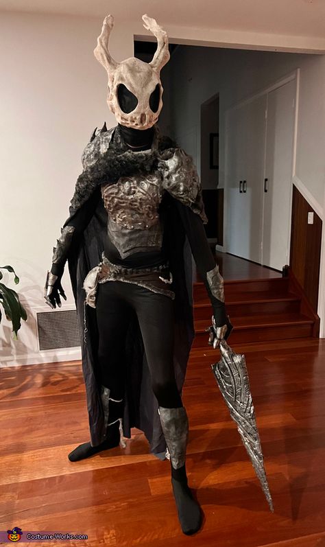 Hollow Knight Costume Hollow Knight Costume, Knight Costume Diy, Hollow Knight Cosplay, Knight Halloween, Gaming Cosplay, Knight Cosplay, Dark Costumes, Mini Mundo, Hollow Night