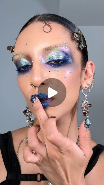 ROWI SINGH⚡️🌻 on Instagram: "MESSY SMUDGED GRUNGEY MAKEUP 🖤🖤🖤  With shimmery shades that resemble an oil spill 🛸💫  The colours blend so well together!   To achieve this look:  @kaleidosmakeup black jasmine palette, space age moon cruiser highlighter, escape pod palette @isamayabeauty industrial 2.0 colour pigments palette  @karlacosmetics shadow potion + @fentybeauty clear glossbomb on the lips @yslbeauty lash clash 4  @embellishbyrowi reflect and mercurial gems  #messymakeup #smokyeye #editorialmakeup" Oil Slick Makeup, Oil Spill Makeup, Space Age Makeup, Celestial Makeup Looks, Space Makeup Looks, Galaxy Makeup Looks, Space Make Up, Cosmic Makeup, Galactic Glam