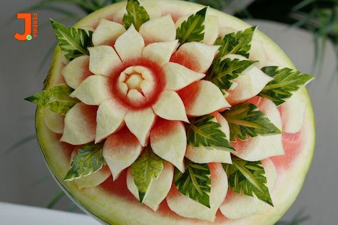 Watermelon carved Fruit Carving For Beginners, Watermelon Carving Easy, Carving For Beginners, Fruit Platter Ideas Party, Wedding Fruit, Carving Fruit, Party Fruit, Kids Fruit, Platter Ideas