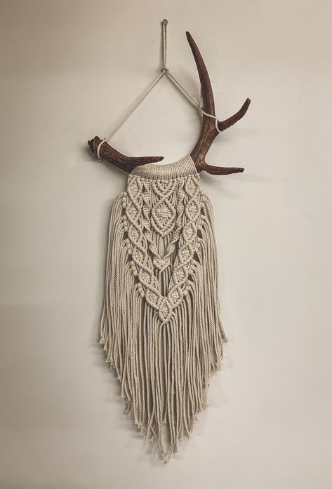 Macrame Sign Holder, Macrame On Antlers, Macrame Deer Antlers, Macrame Antlers Wall Hangings, Viking Macrame, Country Macrame, Useful Macrame Projects, Dollar Tree Macrame, Macrame Chicken