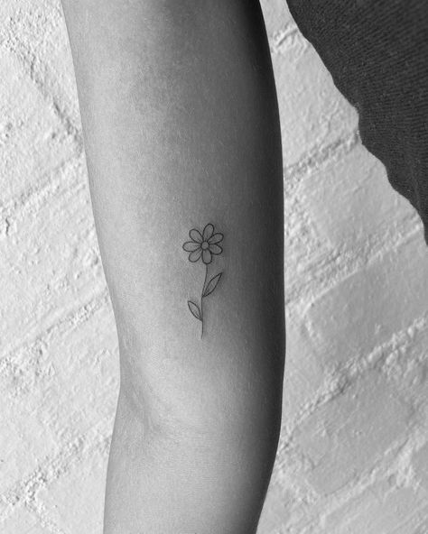 Daisy Tattoo On Ankle, Small Daisy Tattoo On Wrist Simple, 3 Daisies Tattoo, Daisy Simple Tattoo, Matching Daisy Tattoos, Single Daisy Tattoo, Fine Line Daisy Tattoo Simple, Fineline Daisy Tattoo, Flower Inner Arm Tattoo