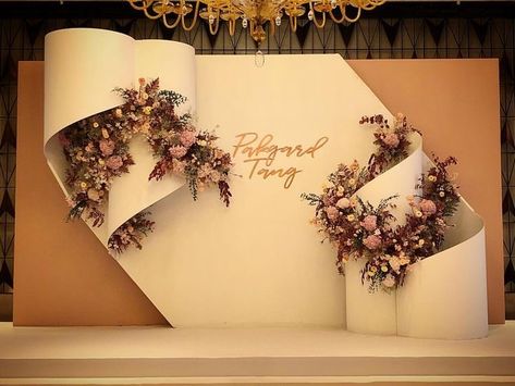 Wedding Backdrop Design Indoor, Photowall Ideas, Flower Backdrop Wedding, Wedding Stage Backdrop, Reception Backdrop, Wedding Background Decoration, Wedding Reception Backdrop, Minimalist Wedding Decor, Wedding Stage Design