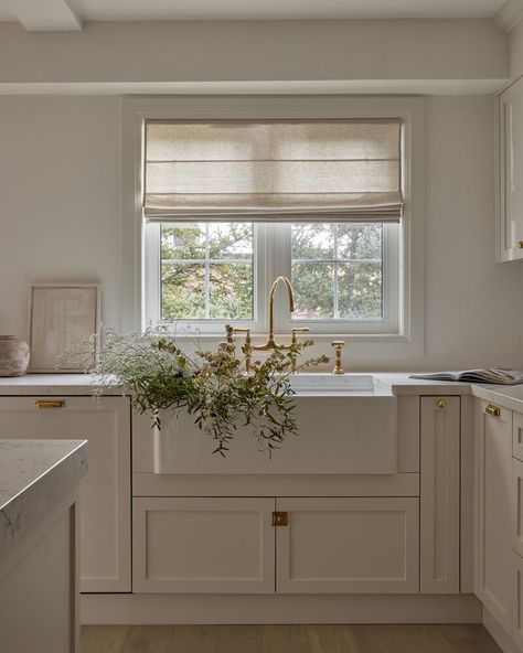 The kitchen from our North York Project, shot by Lauren Miller. Our goal for this space was to create a warm, neutral farmhouse inspired kitchen that felt elevated and collected. Neutral Kitchen Ideas, Lauren Miller, Classic Kitchen Design, Neutral Kitchen, Classic Kitchen, Cozy Kitchen, Classic Kitchens, Kitchen Extension, Kitchen Inspiration Design