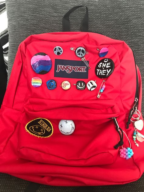 Jansport Backpacks Aesthetic Pins, Diy Backpack Decoration Ideas, Bottle Cap Pins Aesthetic, Pins On Backpack Aesthetic, Diy Pins For Backpack, Backpack Decoration Ideas, Diy Backpack Decoration, Bottle Cap Pins, Backpacks Aesthetic