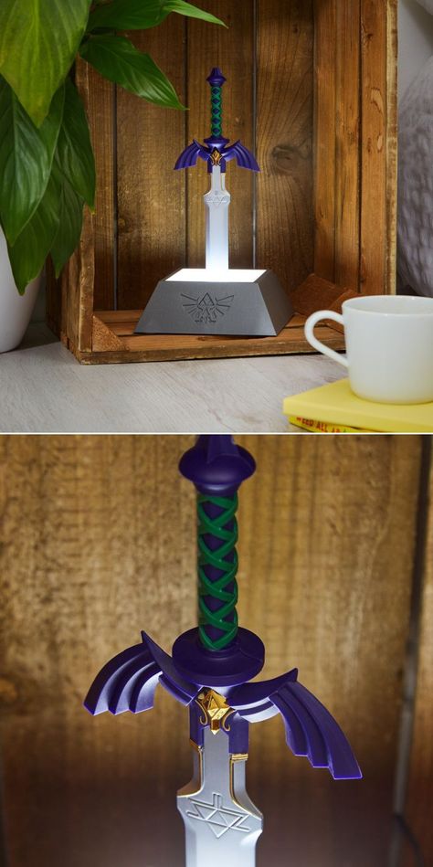 Light up your living room in style with this cool lamp inspired by The Legend of Zelda, one of the most iconic video game franchises of all time. Shaped like Zelda’s Master Sword, it is an officially licensed Zelda Merchandise, perfect to decorate a gamer’s room. Botw Room Decor, Zelda Room Ideas, Legend Of Zelda Room, River Bedroom, Zelda Room, Zelda Merchandise, Ideas Dormitorio, Lighting Design Inspiration, Lamp Inspired