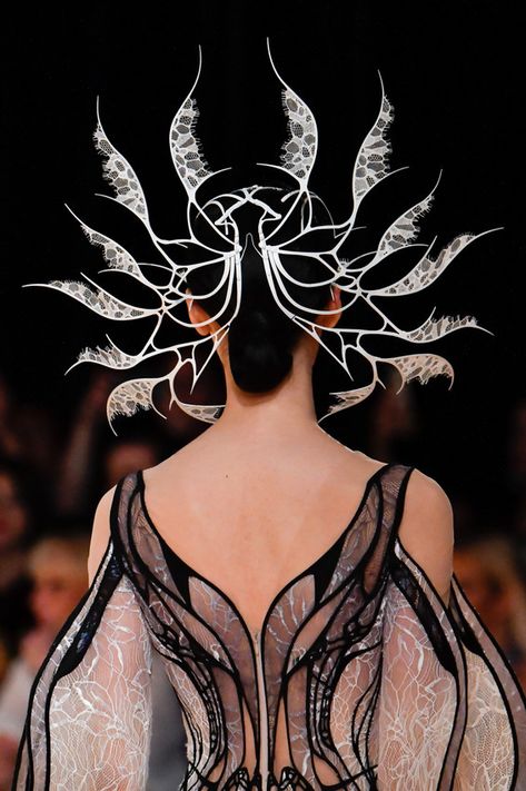 Iris Van Herpen Skeleton, Haute Couture Accessories, Iris Van Herpen Headpiece, Iris Van Herpen Accessories, Iris Van Herpen 2023, Iris Van Herpen Inspiration, Extragalactic Fashion, Butterfly Couture, Fashion Magazine Covers Photography