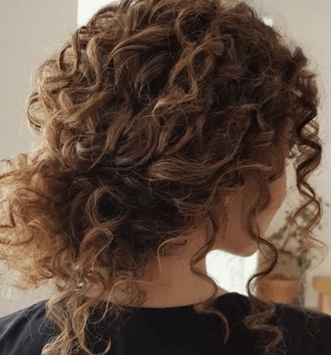 Curly Hair Routine Tips You Need To Be Following - Society19 Curly Wedding Hair, Simple Wedding Hairstyles, Curly Hair Updo, Hair Guide, Wedding Hair Inspiration, Curly Hair Routine, Permed Hairstyles, Modern Hairstyles, Curly Hair Men