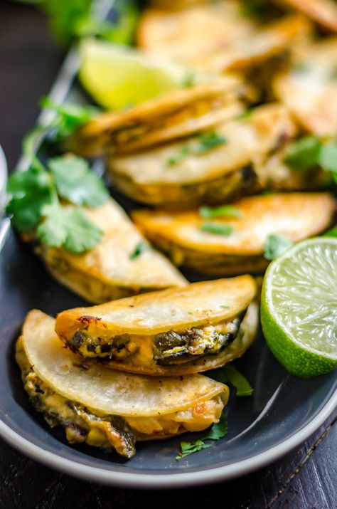 Mexican Appetizers Easy, Mexican Appetizers, Mini Appetizers, Mini Tacos, Make Ahead Appetizers, Dinner Appetizers, Finger Food Appetizers, Mini Party, Food Blogs