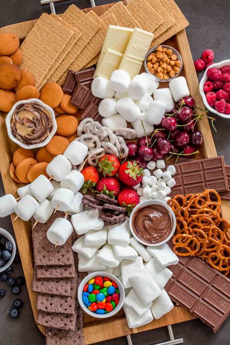 The ULTIMATE S’mores board guide. Create this s’mores dessert platter for your next party or event and impress the guests. Adult Party Food Ideas, Smores Dessert, Kreative Snacks, Dessert Board, Dessert Platter, Sleepover Food, Party Food Platters, Charcuterie And Cheese Board, Charcuterie Recipes