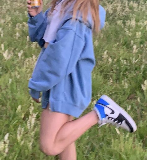 White Shoes High, Carla Hoodie, Blue Oversized Hoodie, White Tennis Skirt Outfit, Air Jordan 1 Blue, Outfit Indie, Blue Chill, Outfit Oversize, Tennis Skirt Outfit