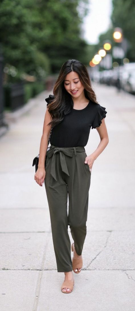 30 elegant ways to wear paper bag pants for work ,  #bag #elegant #pants #Paper #Ways #Wear #work Check more at http://shoe.mantikbilisim.com/30-elegant-ways-to-wear-paper-bag-pants-for-work/ Paper Bag Trousers Outfit, Bag Pants Outfit, Paper Bag Pants Outfit, Pants Bag, Celana Fashion, Paper Bag Pants, Trousers Outfit, Bag Pants, Cooler Style