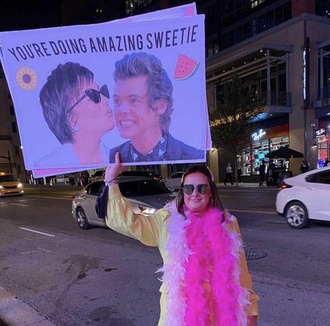 Harry Styles Concert Poster, Harry Styles Outfit Inspo, Harry Styles Concert Outfit Ideas, Concert Signs, Hslot Outfit Ideas, Harry Outfits, Love On Tour Outfits, Harry Styles Poster, Fan Poster