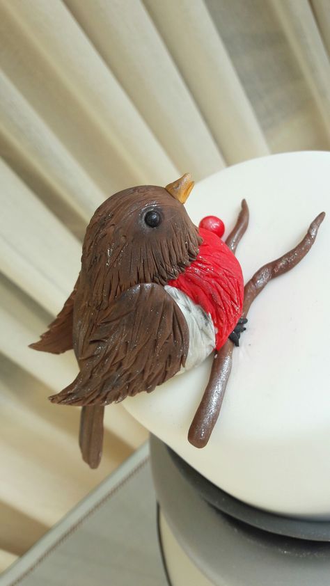 Robin bird sugar cake topper. Fondant Robin Tutorial, Fondant Bird Cake Topper, Fondant Robin, Bird Fondant, Robin Cake, Bird Cupcakes, How To Make Marzipan, Fondant Figurines, Lollipop Recipe