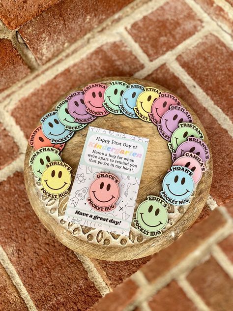 Pocket Hug Token Welcome Gifts For Students, Welcome To Kindergarten Gifts, School Holiday Crafts, First Day Jitters, Welcome To Kindergarten, Staff Appreciation Gifts, Laser Cut Decor, Kindergarten Gifts, Pocket Token